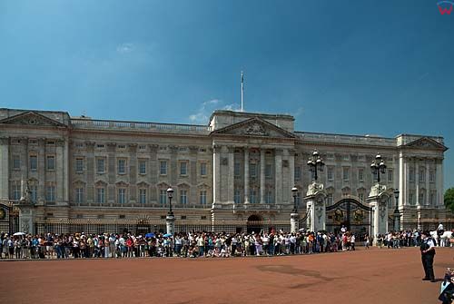 Londyn. Turyści w oczekiwaniu na zmianę warty przed Pałacem Buckingham.